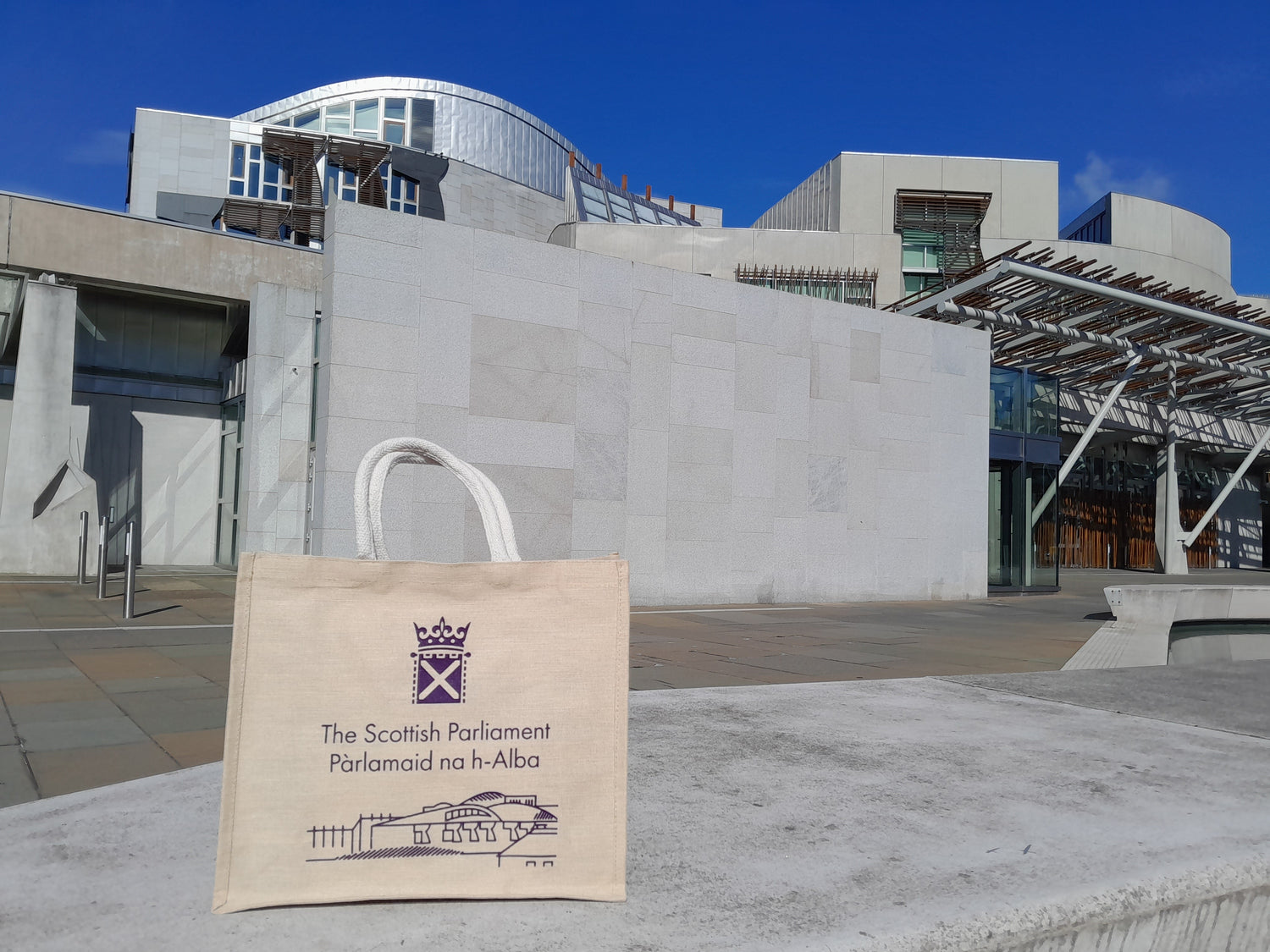 Reusable bag outside the Parliament building